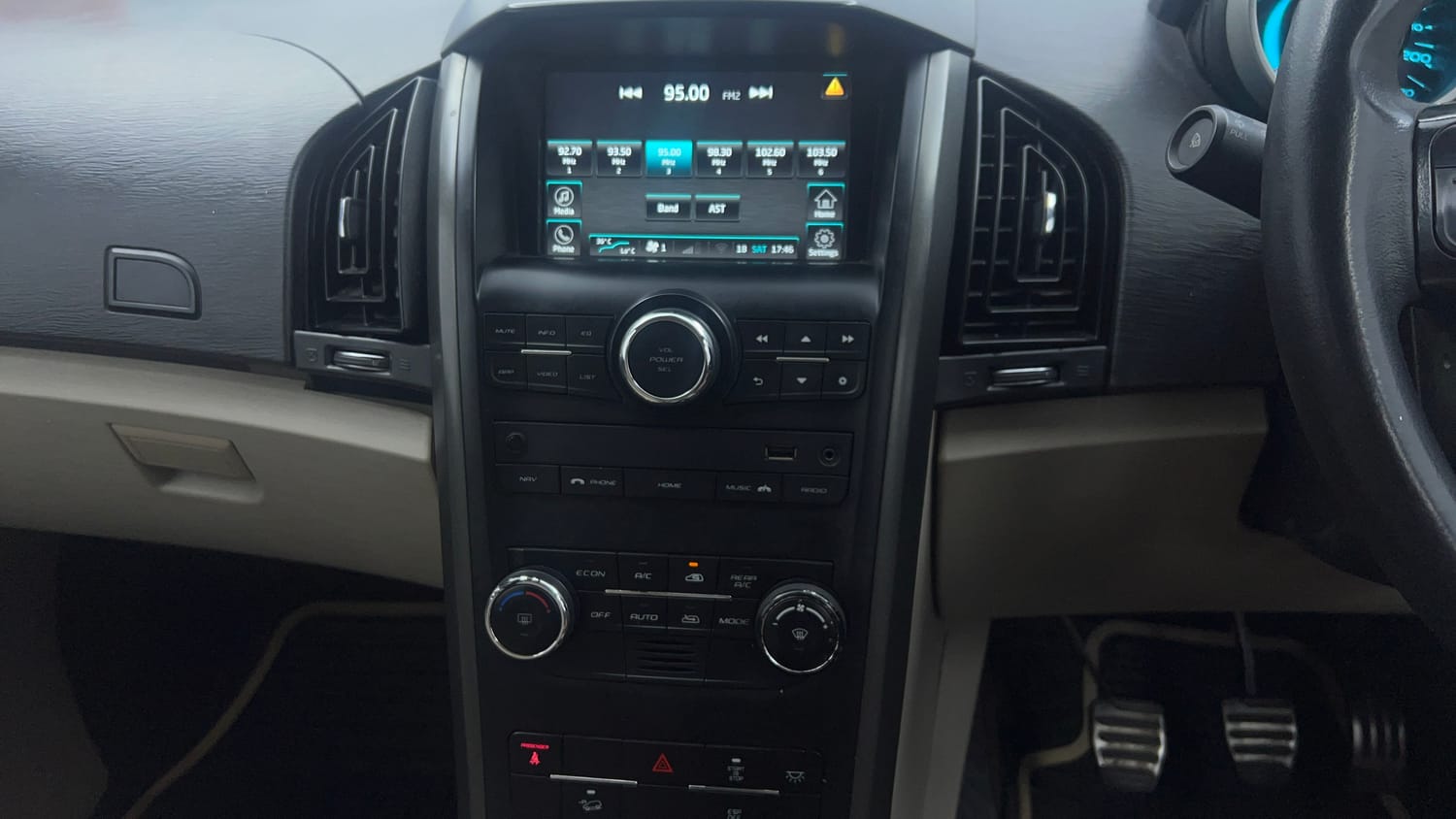 Used 2016 Mahindra XUV500 W10 Diesel Manual top_features Integrated (in-dash) music system