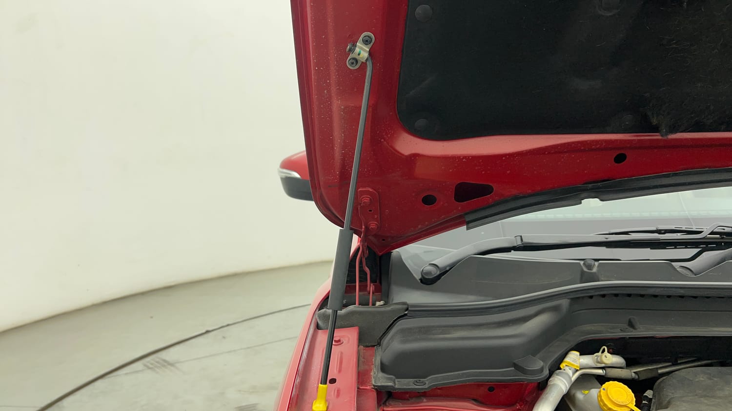Used 2022 Mahindra XUV 300 W8 (O) 1.2 Petrol AMT Petrol Automatic engine ENGINE RIGHT SIDE HINGE & APRON VIEW