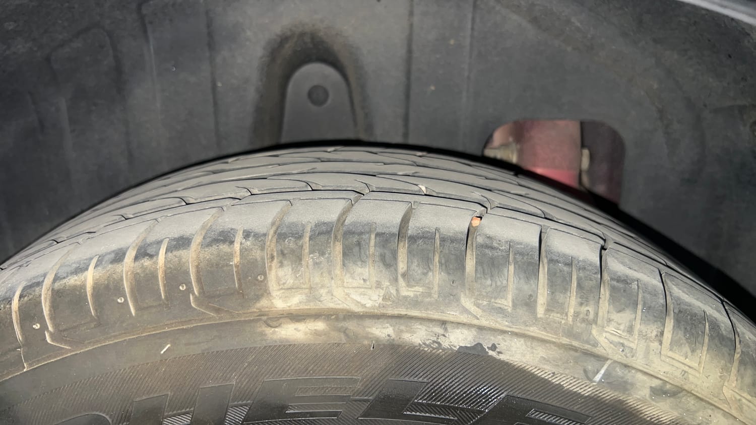 Used 2022 Mahindra XUV 300 W8 (O) 1.2 Petrol AMT Petrol Automatic tyres RIGHT REAR TYRE TREAD VIEW