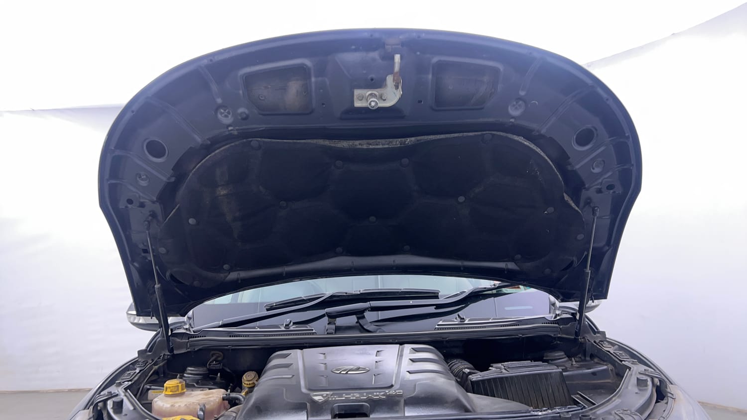 Used 2016 Mahindra XUV500 W10 Diesel Manual engine ENGINE & BONNET OPEN FRONT VIEW