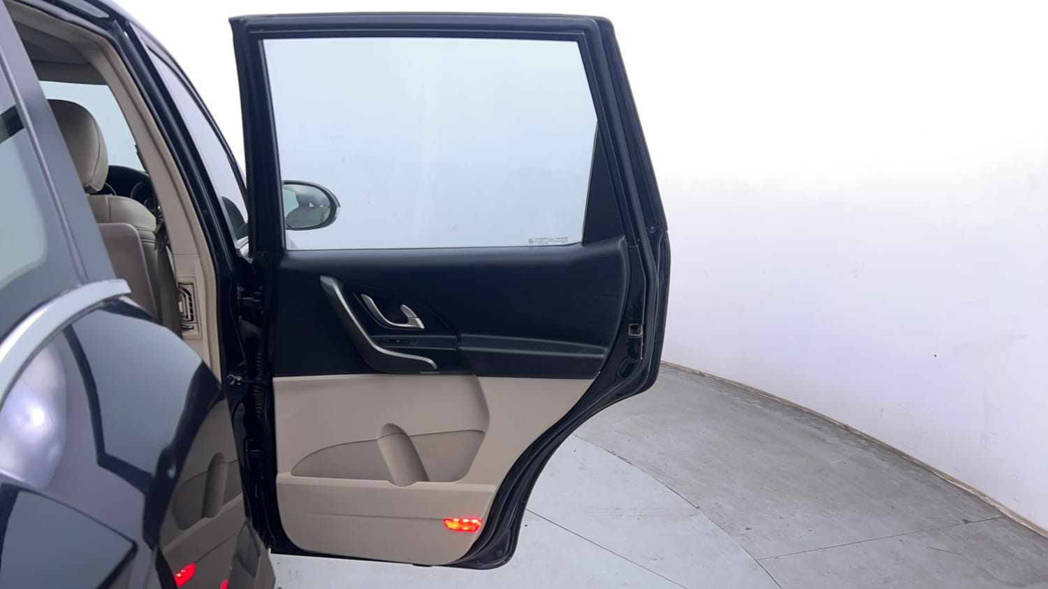 Used 2016 Mahindra XUV500 W10 Diesel Manual interior RIGHT REAR DOOR OPEN VIEW