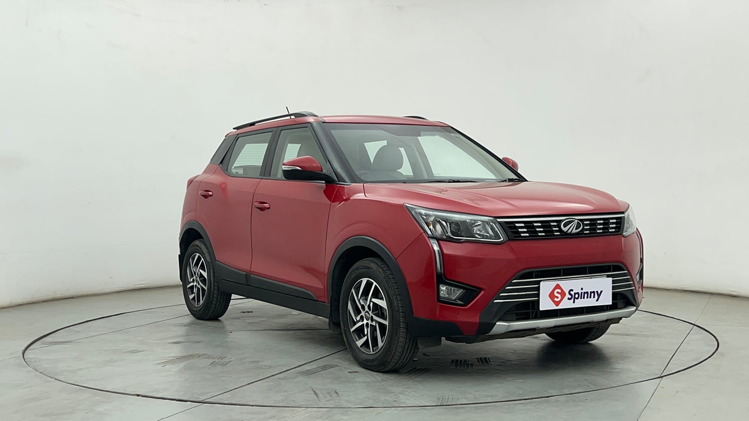 Used 2022 Mahindra XUV 300 W8 (O) 1.2 Petrol AMT Petrol Automatic exterior RIGHT FRONT CORNER VIEW