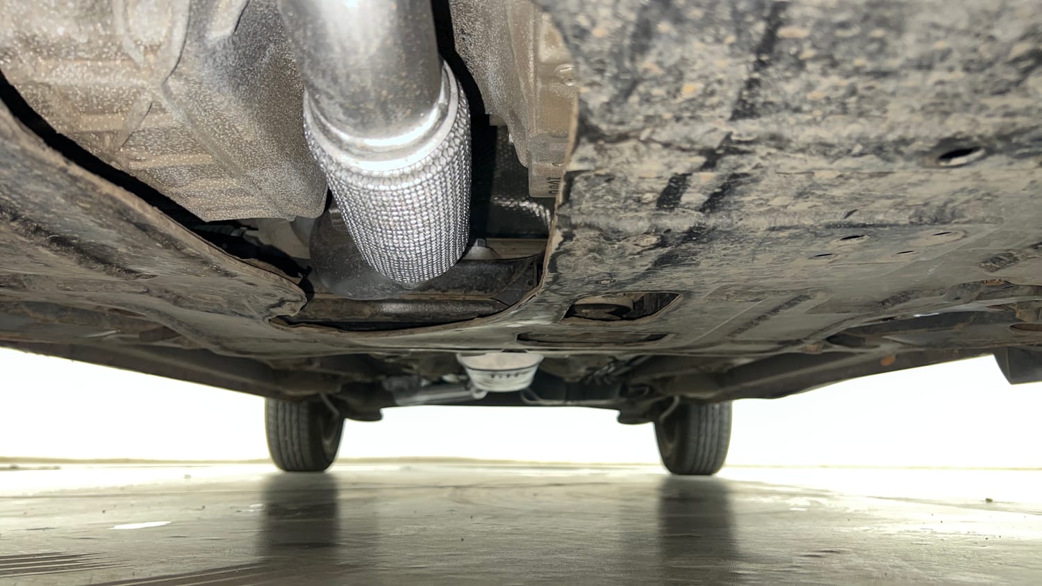 Used 2022 Mahindra XUV 300 W8 (O) 1.2 Petrol AMT Petrol Automatic extra FRONT LEFT UNDERBODY VIEW