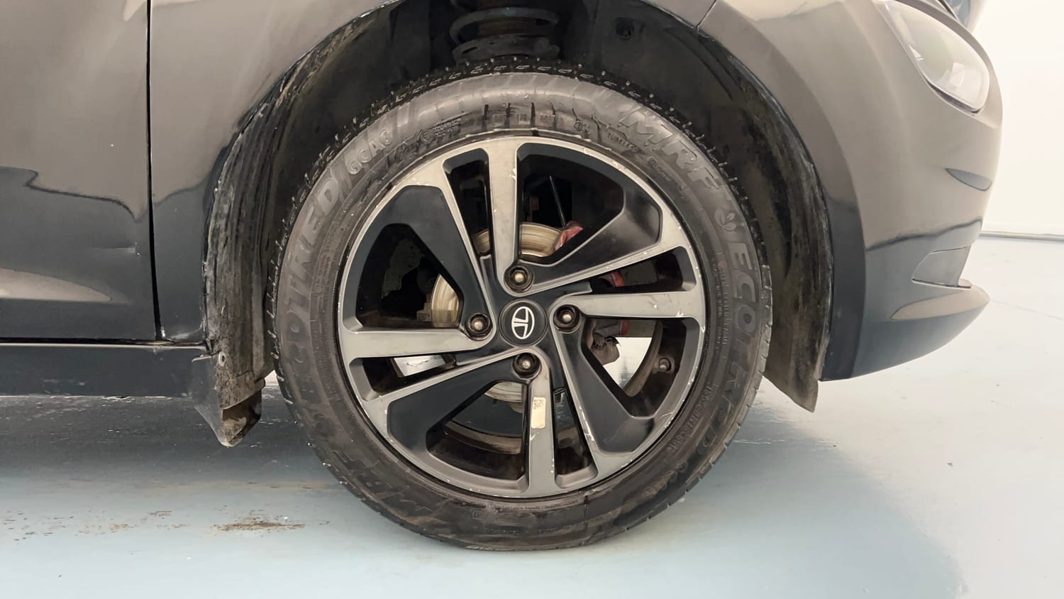 Used 2023 Tata Altroz XZ Plus Petrol Dark Edition Petrol Manual tyres RIGHT FRONT TYRE RIM VIEW