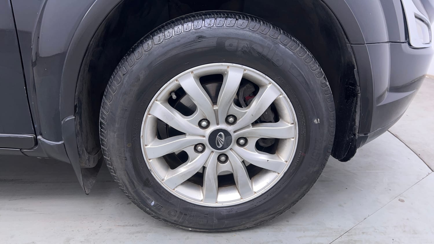 Used 2016 Mahindra XUV500 W10 Diesel Manual tyres RIGHT FRONT TYRE RIM VIEW