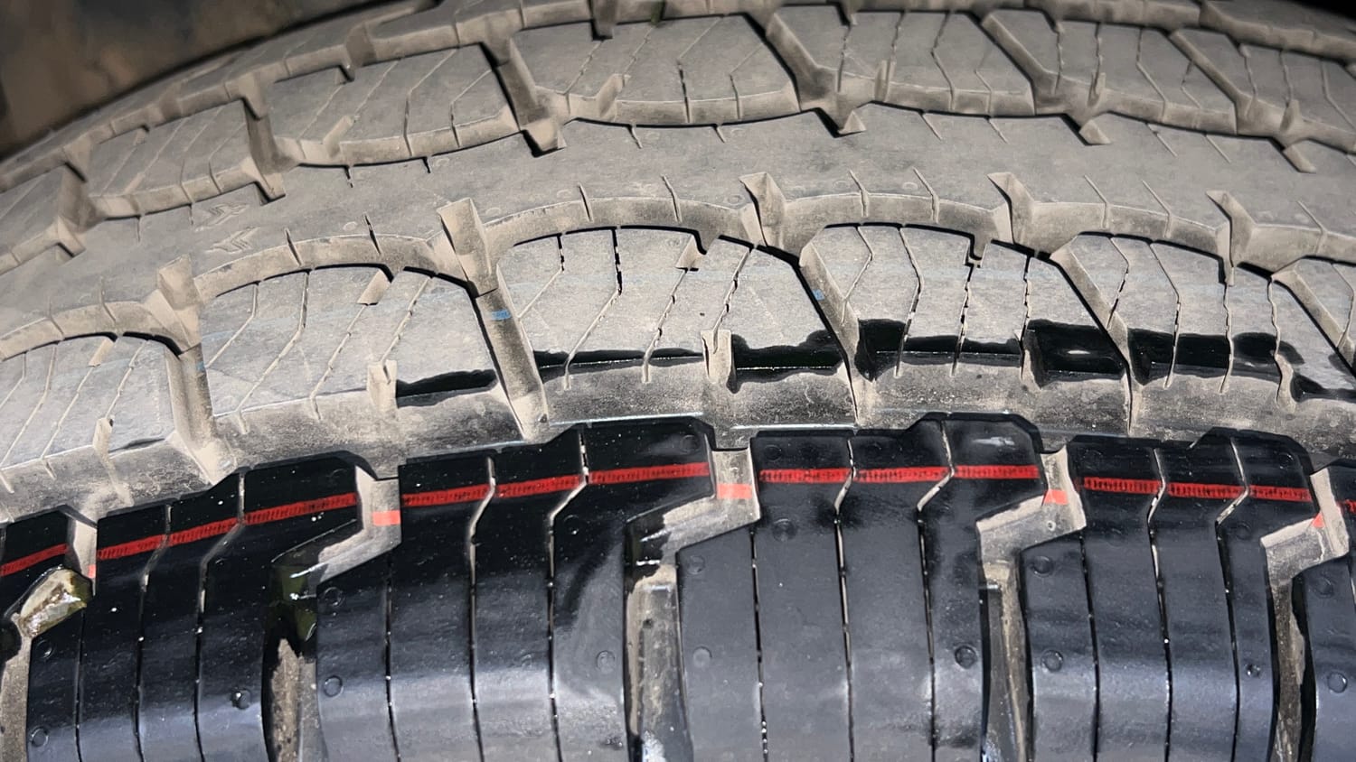 Used 2016 Mahindra XUV500 W10 Diesel Manual tyres RIGHT REAR TYRE TREAD VIEW