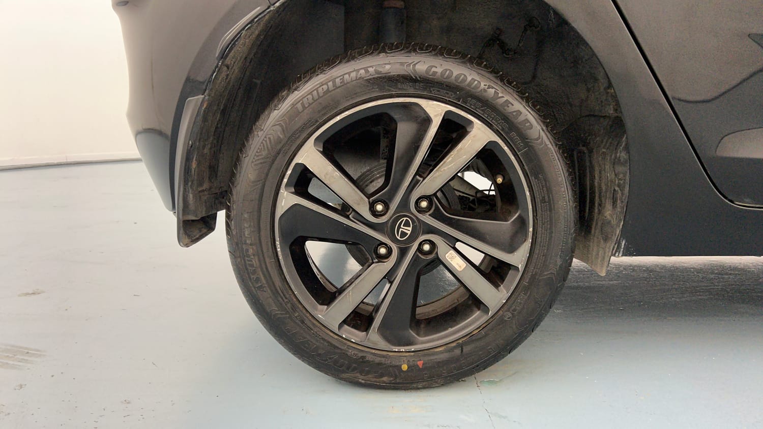 Used 2023 Tata Altroz XZ Plus Petrol Dark Edition Petrol Manual tyres RIGHT REAR TYRE RIM VIEW