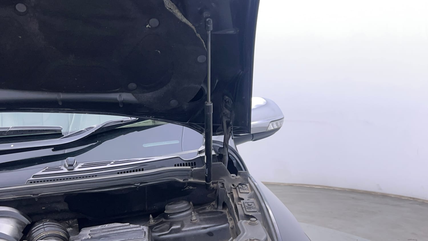 Used 2016 Mahindra XUV500 W10 Diesel Manual engine ENGINE LEFT SIDE HINGE & APRON VIEW