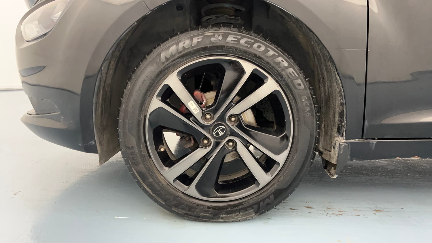 Used 2023 Tata Altroz XZ Plus Petrol Dark Edition Petrol Manual tyres LEFT FRONT TYRE RIM VIEW