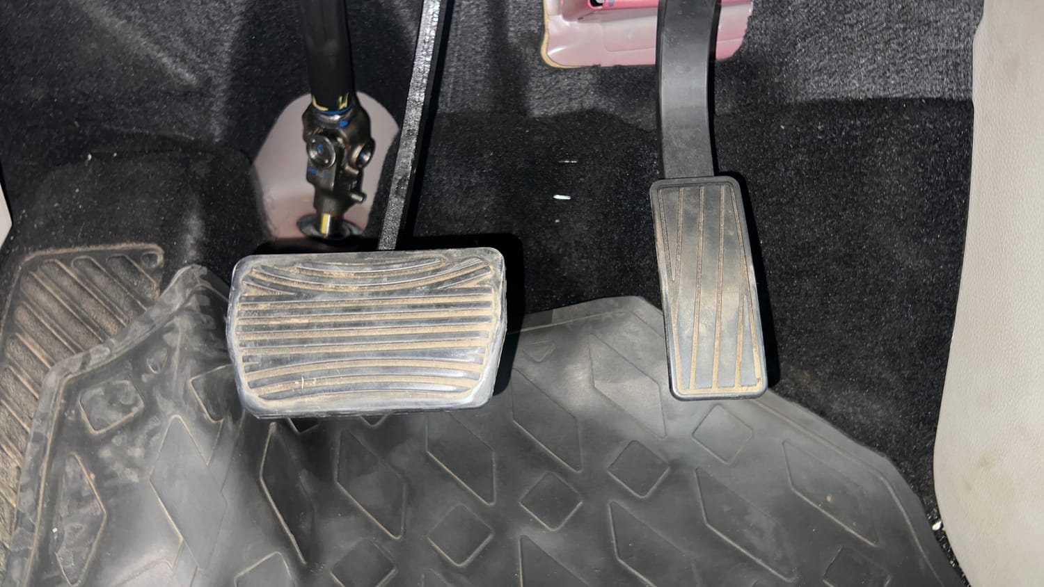 Used 2022 Mahindra XUV 300 W8 (O) 1.2 Petrol AMT Petrol Automatic interior PEDALS VIEW