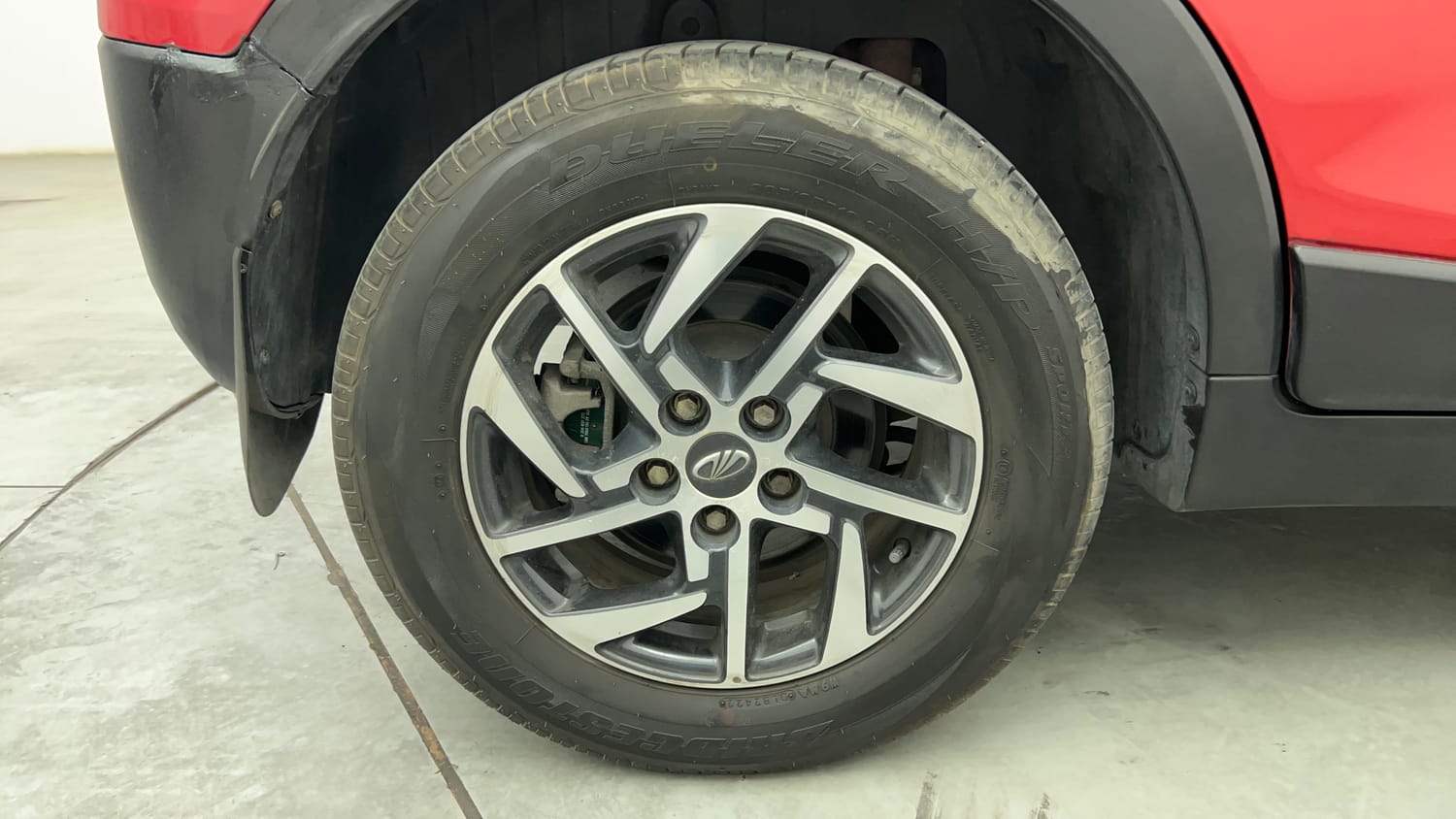 Used 2022 Mahindra XUV 300 W8 (O) 1.2 Petrol AMT Petrol Automatic tyres RIGHT REAR TYRE RIM VIEW