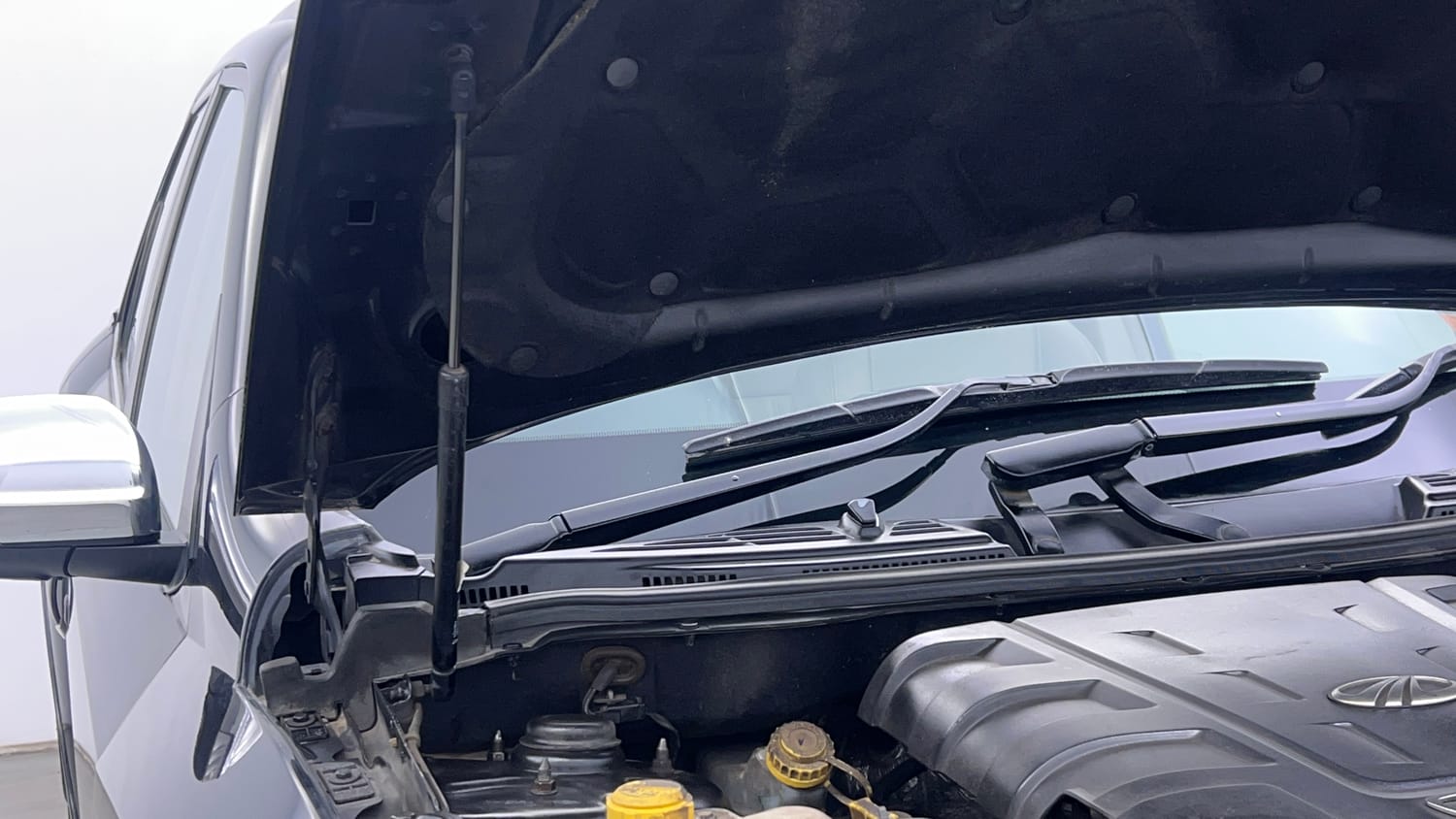 Used 2016 Mahindra XUV500 W10 Diesel Manual engine ENGINE RIGHT SIDE HINGE & APRON VIEW