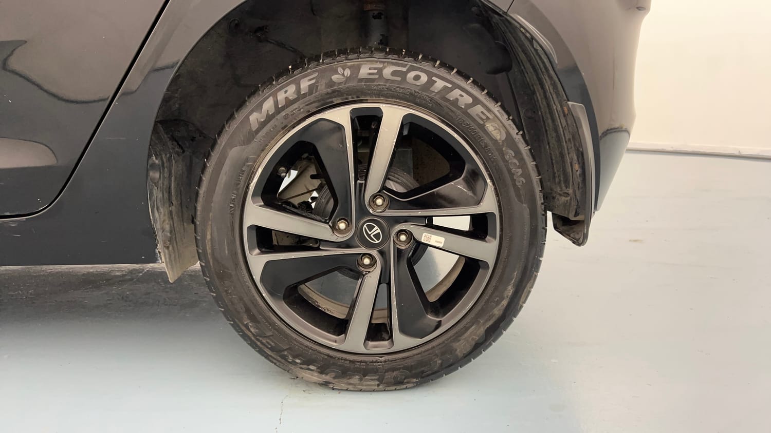 Used 2023 Tata Altroz XZ Plus Petrol Dark Edition Petrol Manual tyres LEFT REAR TYRE RIM VIEW