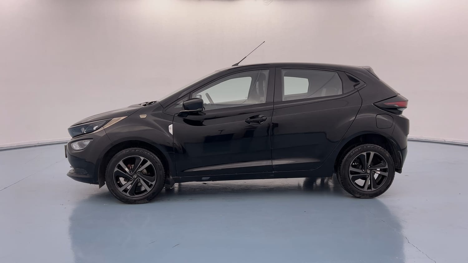 Used 2023 Tata Altroz XZ Plus Petrol Dark Edition Petrol Manual exterior LEFT SIDE VIEW