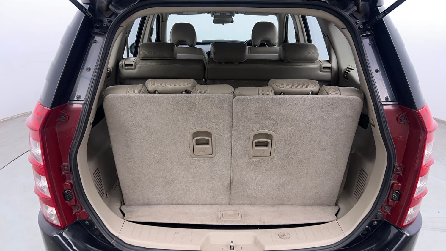 Used 2016 Mahindra XUV500 W10 Diesel Manual interior DICKY INSIDE VIEW