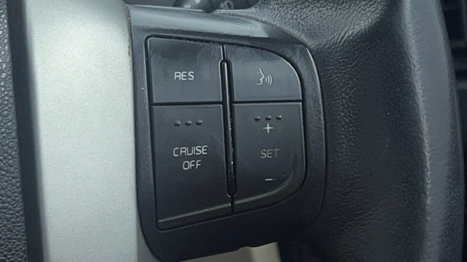 Used 2016 Mahindra XUV500 W10 Diesel Manual top_features Cruise control