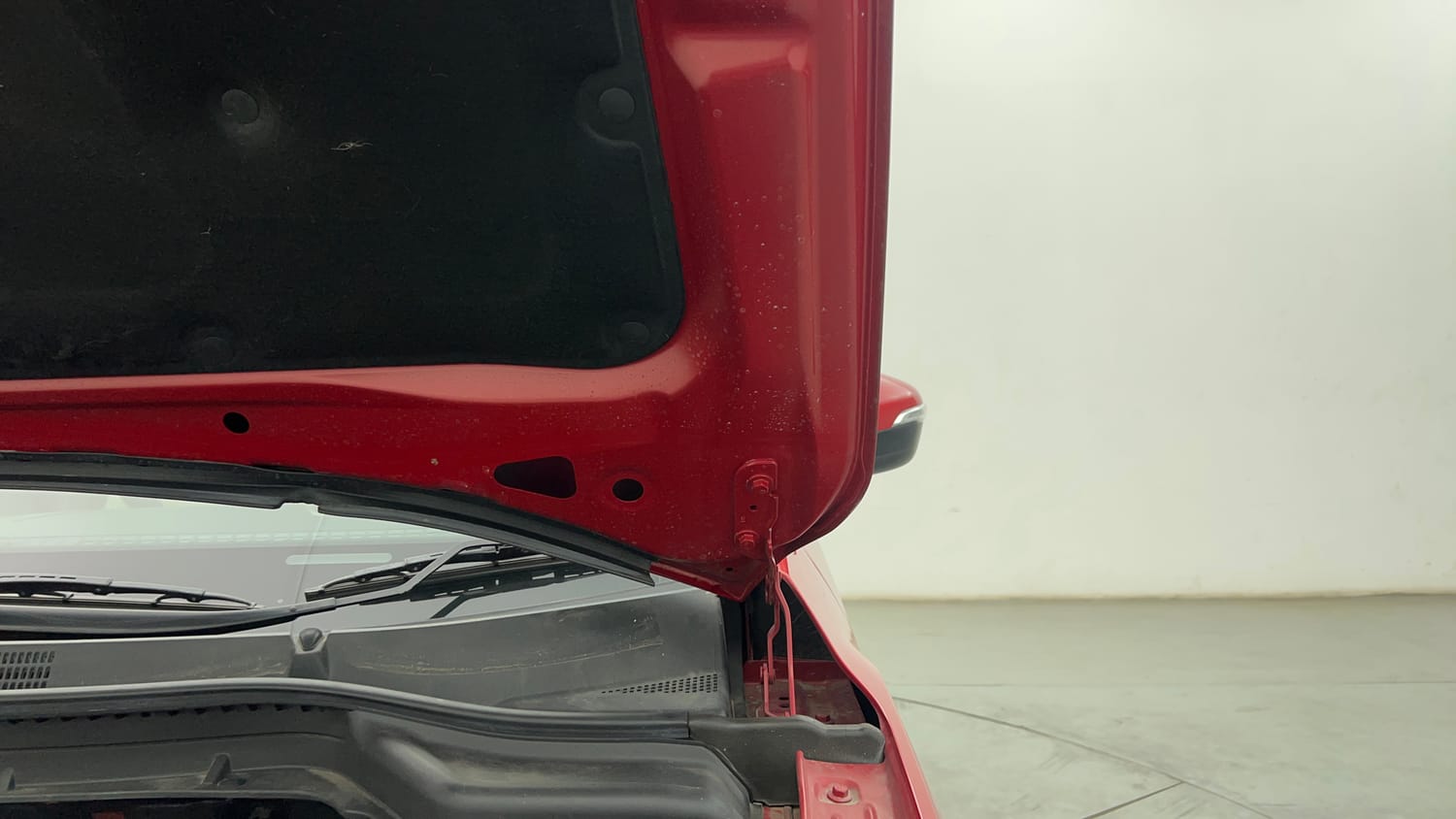 Used 2022 Mahindra XUV 300 W8 (O) 1.2 Petrol AMT Petrol Automatic engine ENGINE LEFT SIDE HINGE & APRON VIEW