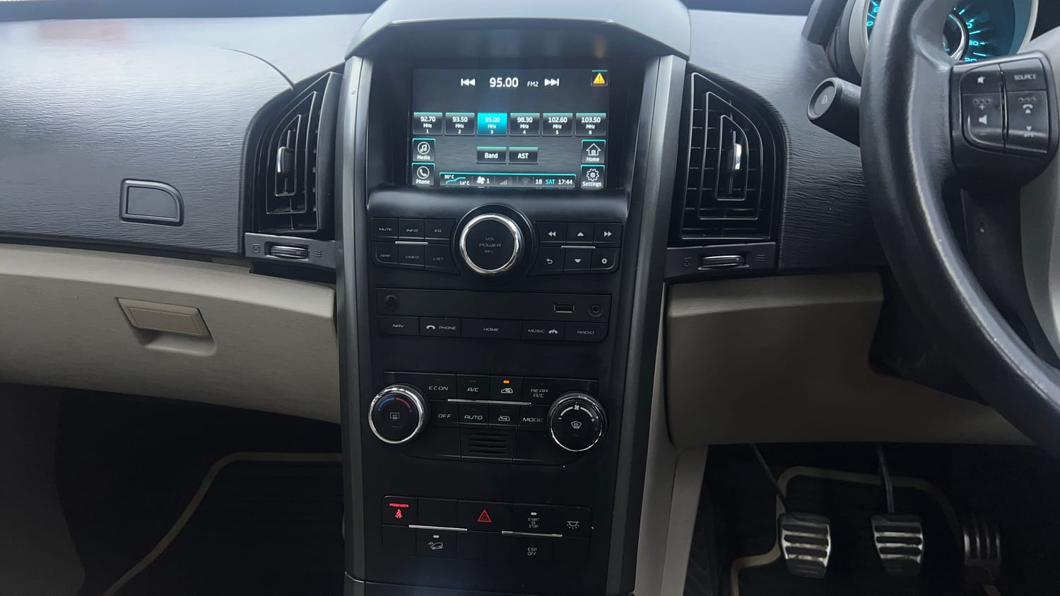 Used 2016 Mahindra XUV500 W10 Diesel Manual interior MUSIC SYSTEM & AC CONTROL VIEW