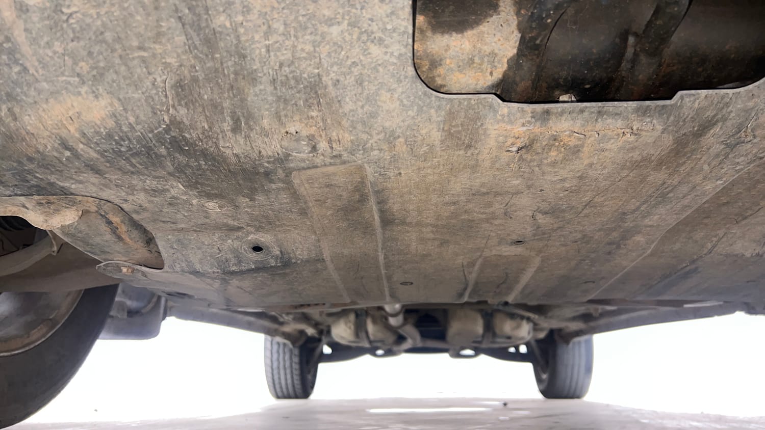 Used 2016 Mahindra XUV500 W10 Diesel Manual extra FRONT LEFT UNDERBODY VIEW