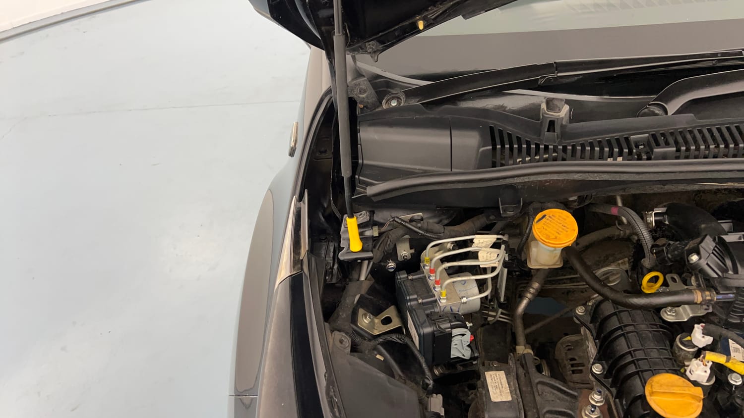 Used 2023 Tata Altroz XZ Plus Petrol Dark Edition Petrol Manual engine ENGINE RIGHT SIDE HINGE & APRON VIEW