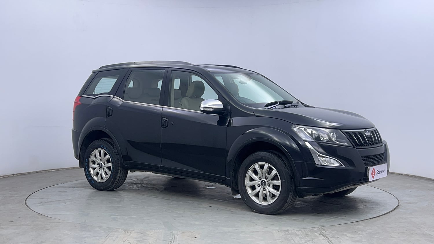 Used 2016 Mahindra XUV500 W10 Diesel Manual exterior RIGHT FRONT CORNER VIEW