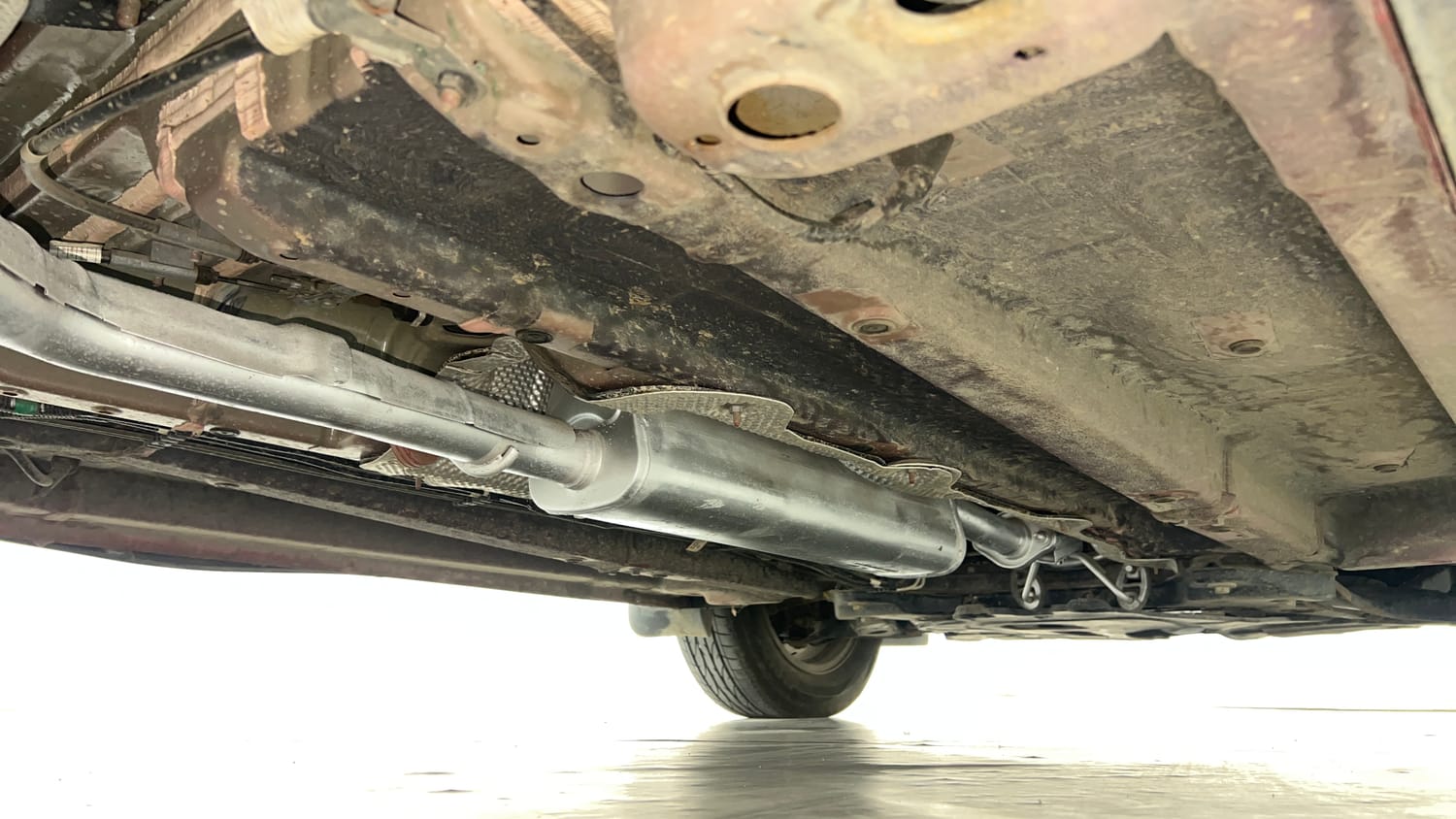 Used 2022 Mahindra XUV 300 W8 (O) 1.2 Petrol AMT Petrol Automatic extra REAR RIGHT UNDERBODY VIEW