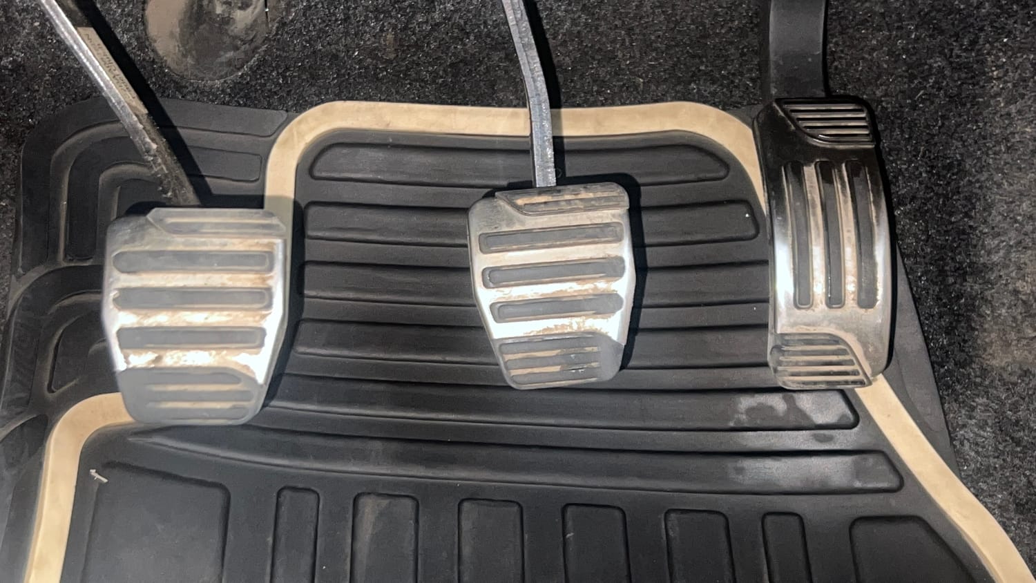 Used 2016 Mahindra XUV500 W10 Diesel Manual interior PEDALS VIEW
