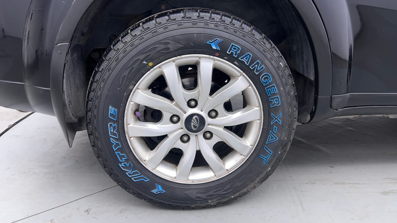 Used 2016 Mahindra XUV500 W10 Diesel Manual tyres RIGHT REAR TYRE RIM VIEW