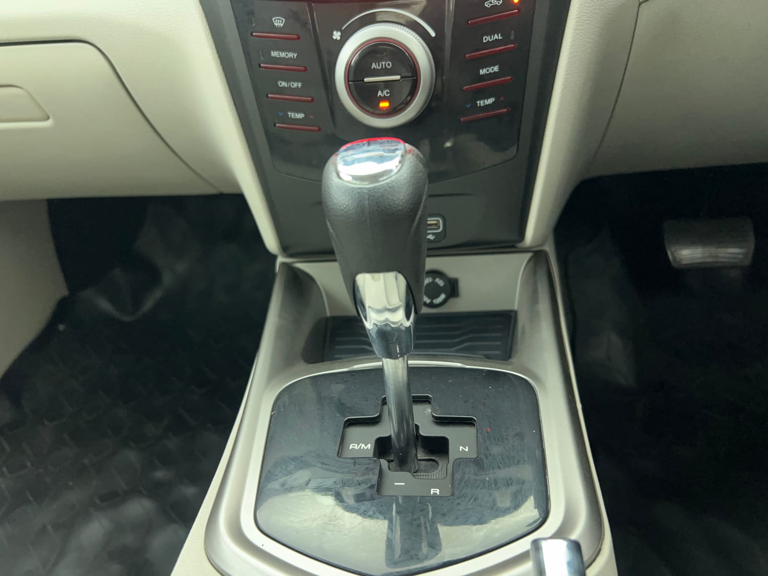 Used 2022 Mahindra XUV 300 W8 (O) 1.2 Petrol AMT Petrol Automatic interior GEAR  KNOB VIEW