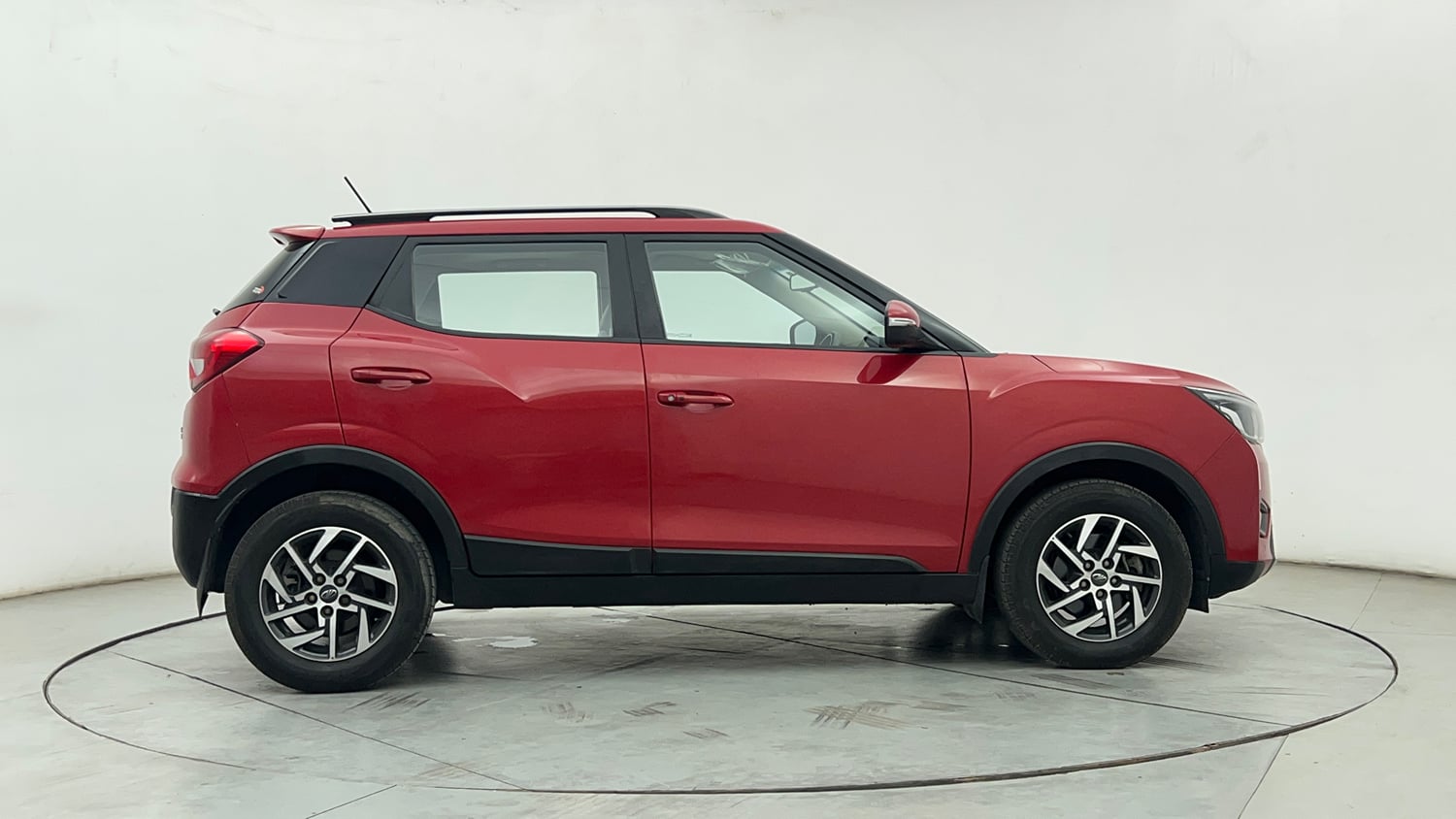 Used 2022 Mahindra XUV 300 W8 (O) 1.2 Petrol AMT Petrol Automatic exterior RIGHT SIDE VIEW