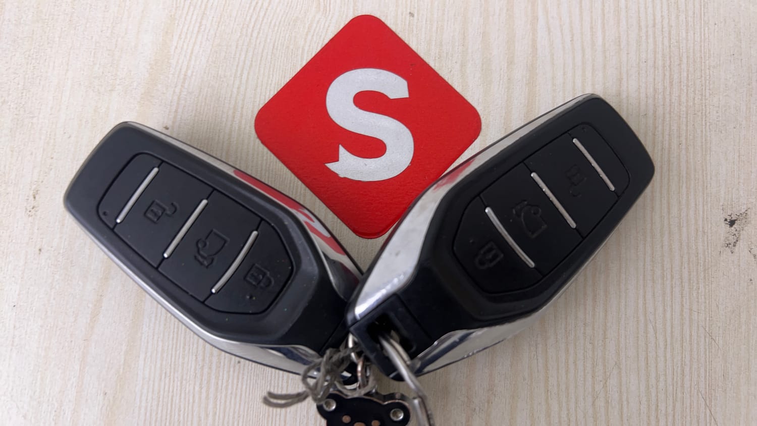 Used 2016 Mahindra XUV500 W10 Diesel Manual extra CAR KEY VIEW
