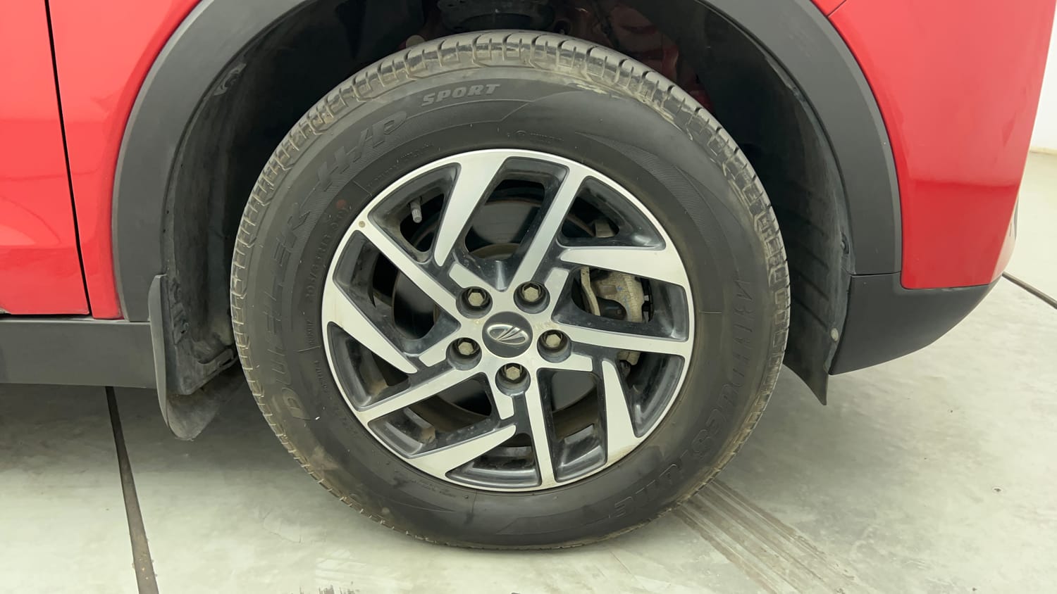 Used 2022 Mahindra XUV 300 W8 (O) 1.2 Petrol AMT Petrol Automatic tyres RIGHT FRONT TYRE RIM VIEW