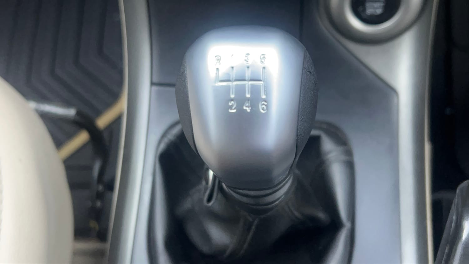 Used 2016 Mahindra XUV500 W10 Diesel Manual interior GEAR  KNOB VIEW
