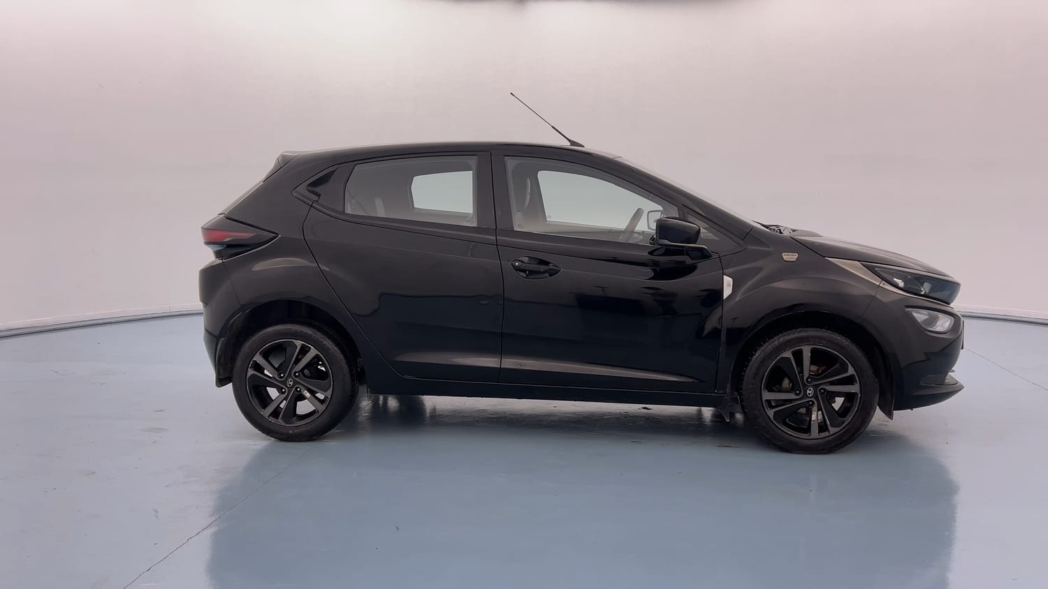 Used 2023 Tata Altroz XZ Plus Petrol Dark Edition Petrol Manual exterior RIGHT SIDE VIEW
