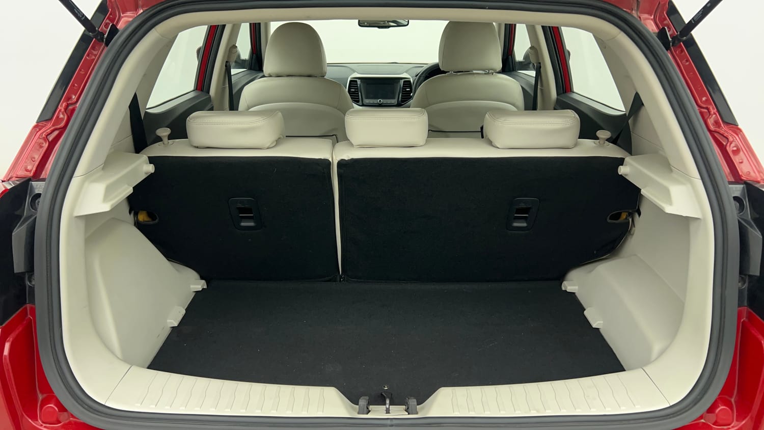 Used 2022 Mahindra XUV 300 W8 (O) 1.2 Petrol AMT Petrol Automatic interior DICKY INSIDE VIEW