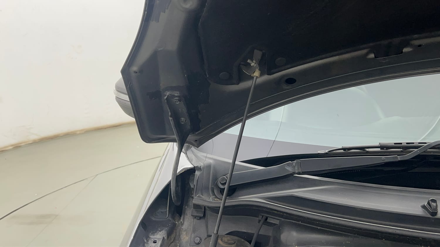 Used 2017 Maruti Suzuki Swift VXi Petrol Manual engine ENGINE RIGHT SIDE HINGE & APRON VIEW