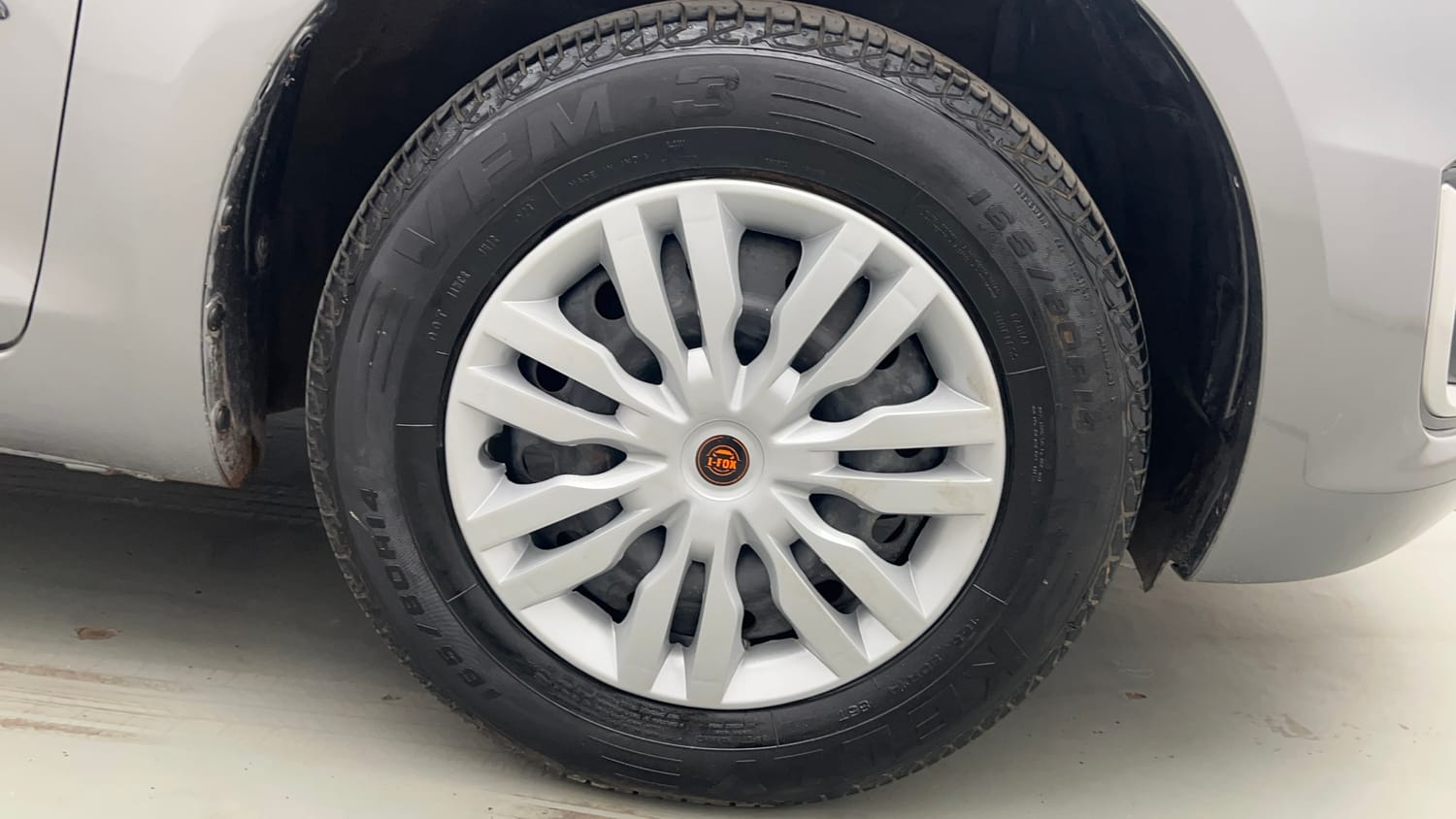 Used 2017 Maruti Suzuki Swift VXi Petrol Manual tyres RIGHT FRONT TYRE RIM VIEW