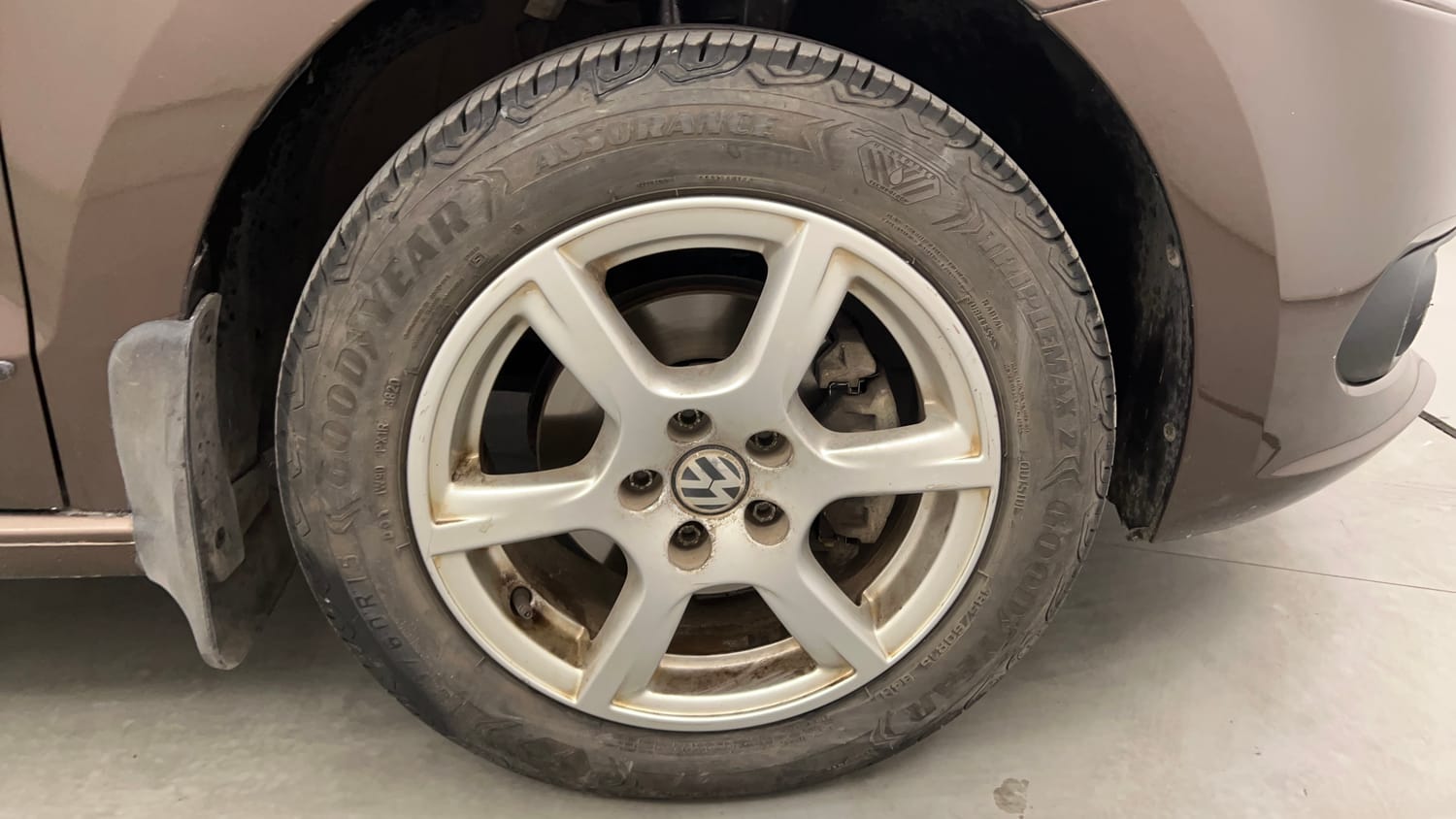Used 2015 Volkswagen Vento TSI Petrol Automatic tyres RIGHT FRONT TYRE RIM VIEW