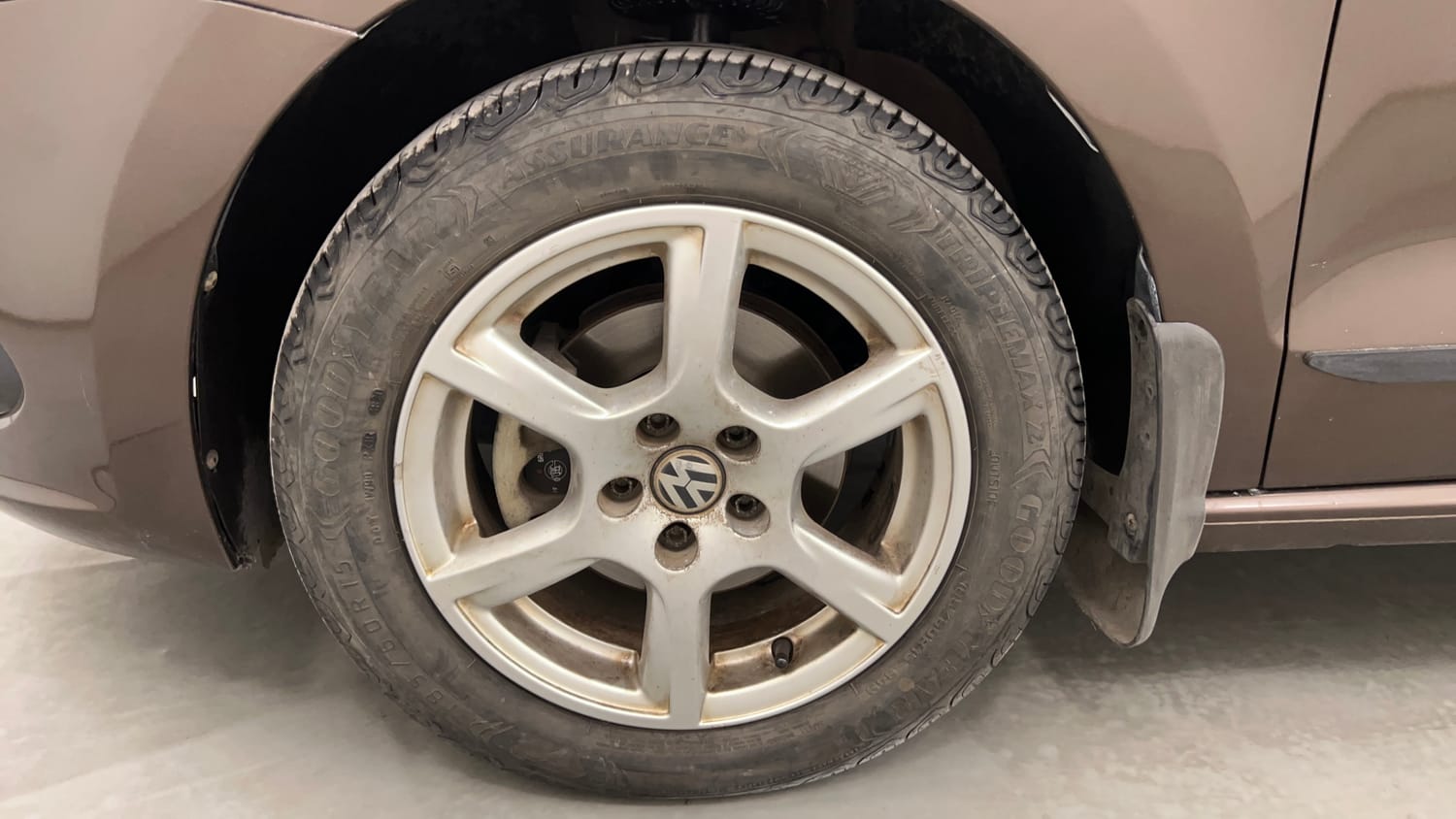 Used 2015 Volkswagen Vento TSI Petrol Automatic tyres LEFT FRONT TYRE RIM VIEW