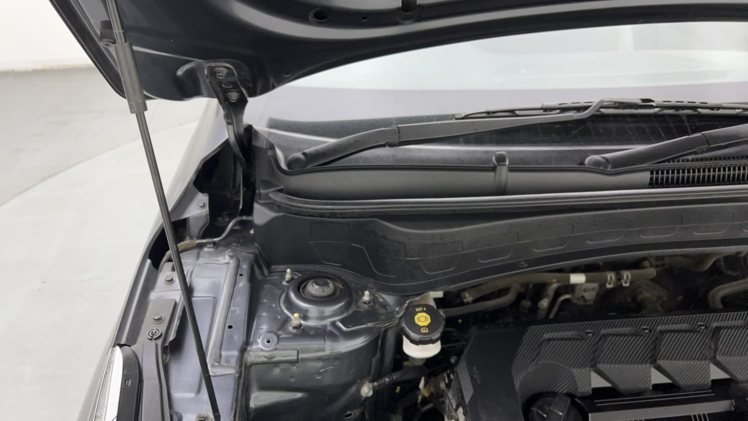 Used 2020 Kia Seltos HTX 1.5 Petrol Manual engine ENGINE RIGHT SIDE HINGE & APRON VIEW