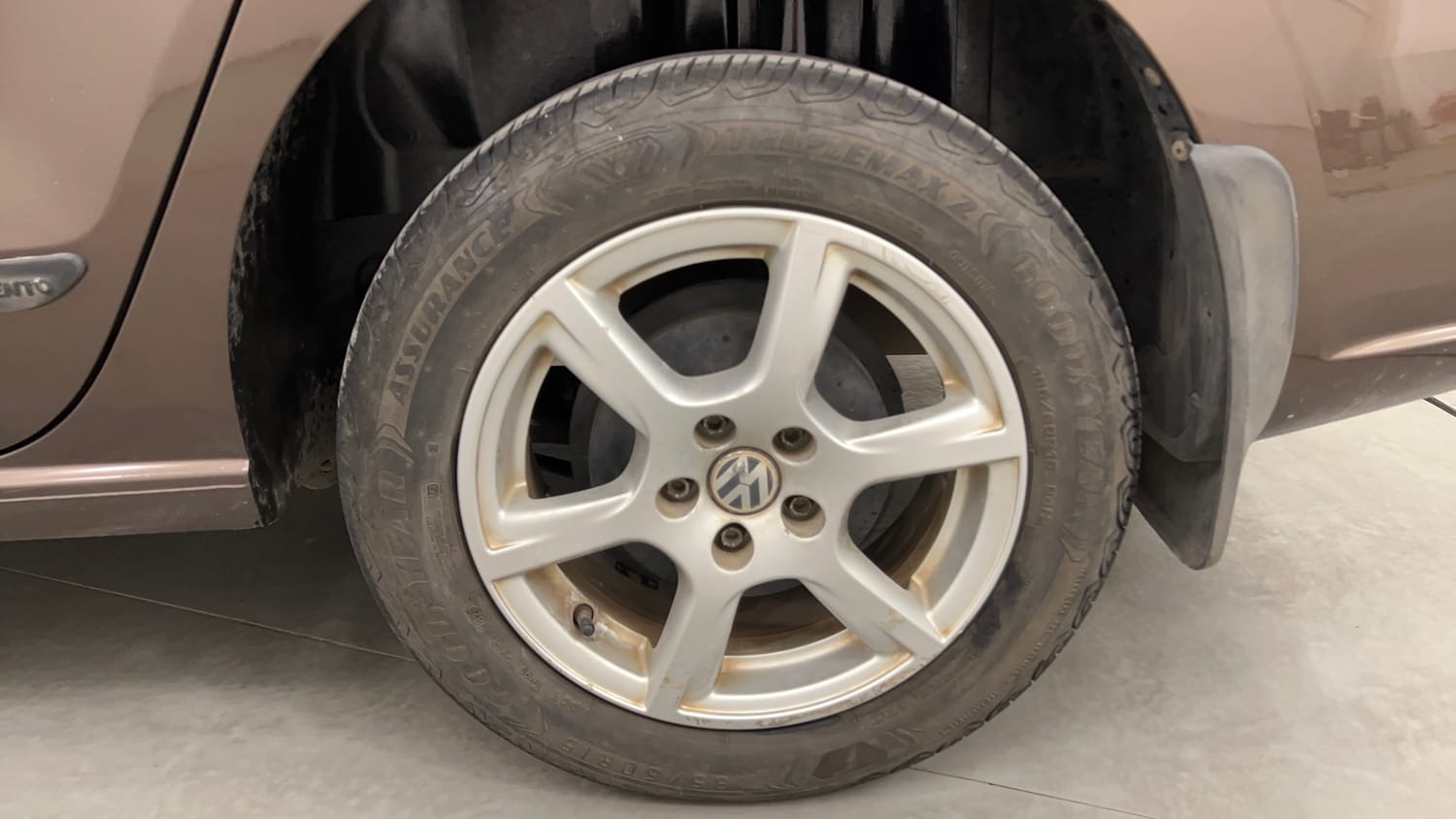 Used 2015 Volkswagen Vento TSI Petrol Automatic tyres LEFT REAR TYRE RIM VIEW