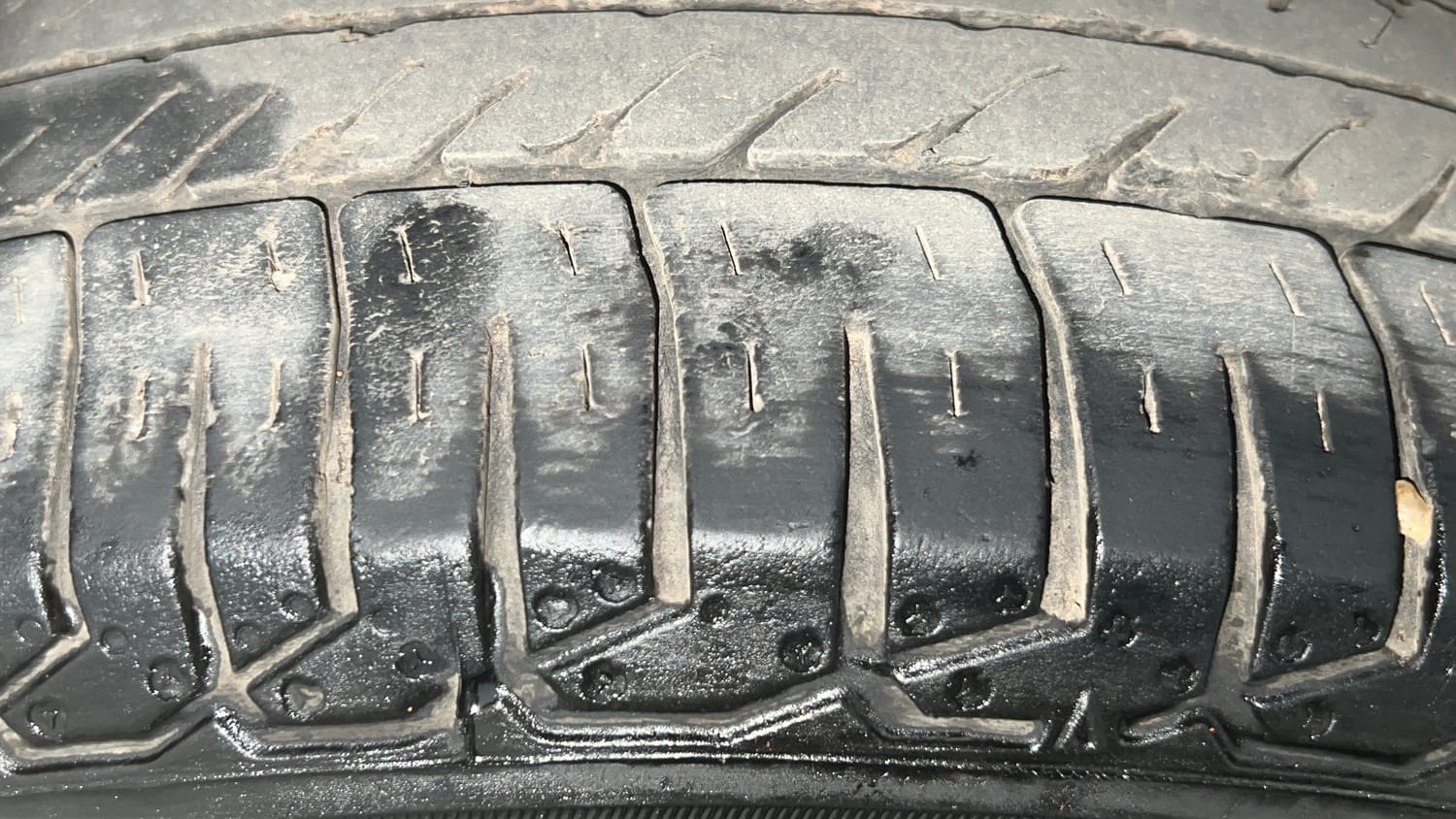 Used 2017 Maruti Suzuki Swift VXi Petrol Manual tyres LEFT FRONT TYRE TREAD VIEW