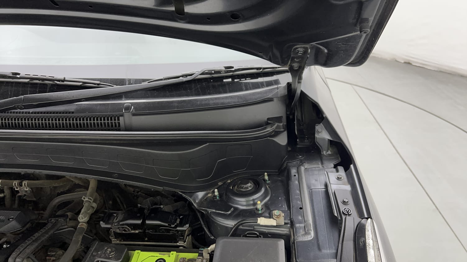 Used 2020 Kia Seltos HTX 1.5 Petrol Manual engine ENGINE LEFT SIDE HINGE & APRON VIEW