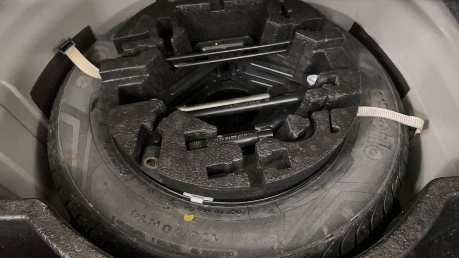 Used 2015 Volkswagen Vento TSI Petrol Automatic tyres SPARE TYRE VIEW
