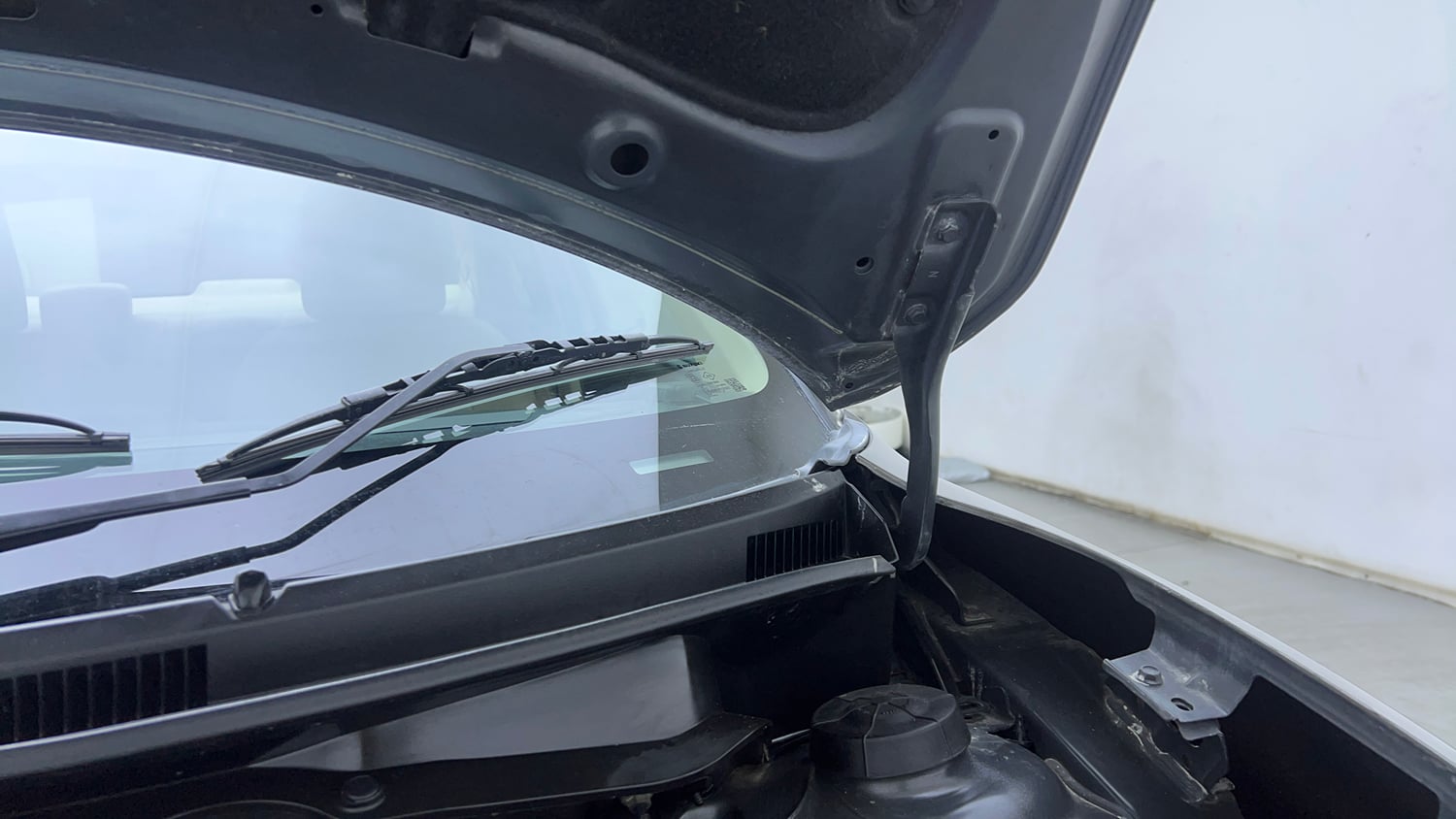 Used 2018 Maruti Suzuki Dzire ZXi Plus AMT Petrol Automatic engine ENGINE LEFT SIDE HINGE & APRON VIEW