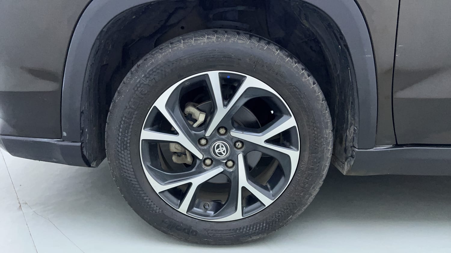 Used 2023 Toyota Urban Cruiser Hyryder V NeoDrive Petrol Manual tyres LEFT FRONT TYRE RIM VIEW