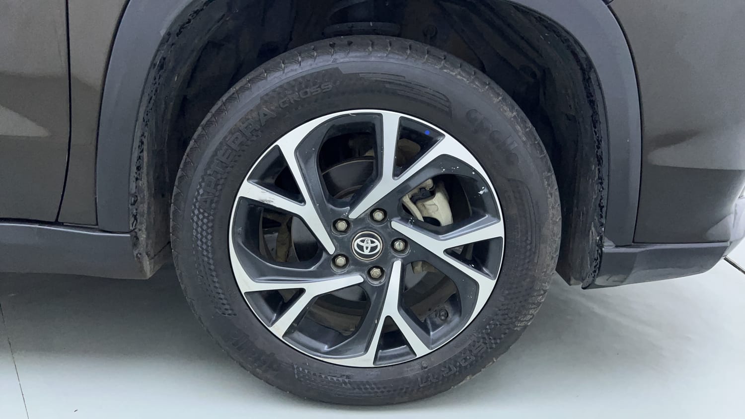 Used 2023 Toyota Urban Cruiser Hyryder V NeoDrive Petrol Manual tyres RIGHT FRONT TYRE RIM VIEW