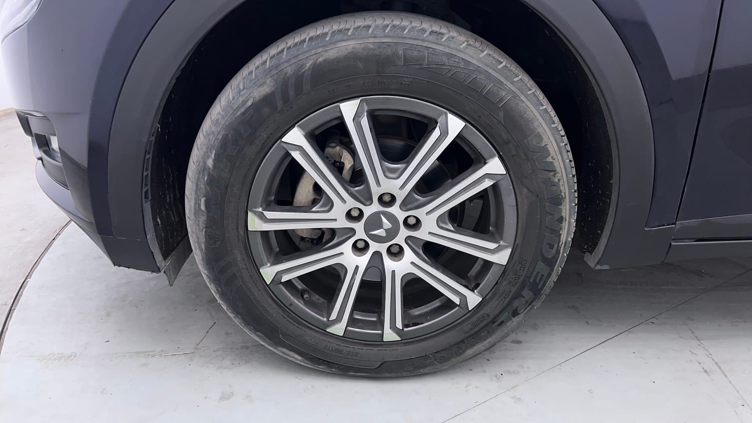 Used 2021 Mahindra XUV700 AX 7 Petrol AT Luxury Pack 7 STR Petrol Automatic tyres LEFT FRONT TYRE RIM VIEW