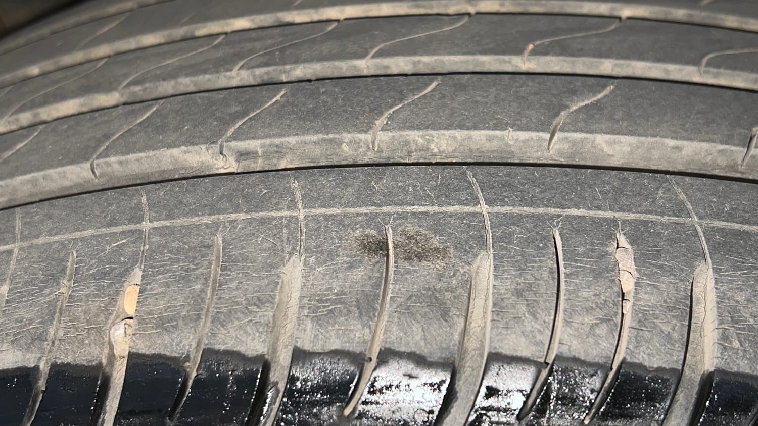 Used 2021 Mahindra XUV700 AX 7 Petrol AT Luxury Pack 7 STR Petrol Automatic tyres LEFT REAR TYRE TREAD VIEW