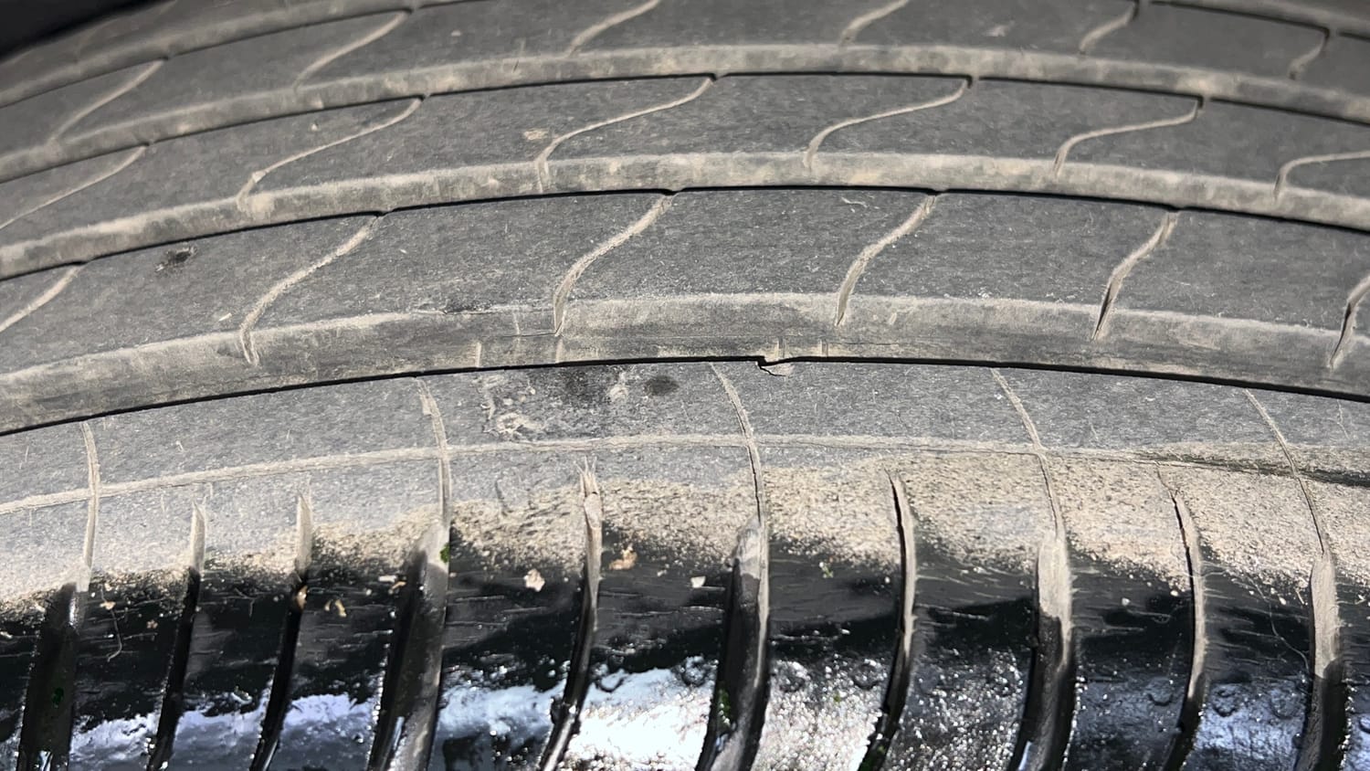 Used 2021 Mahindra XUV700 AX 7 Petrol AT Luxury Pack 7 STR Petrol Automatic tyres RIGHT REAR TYRE TREAD VIEW